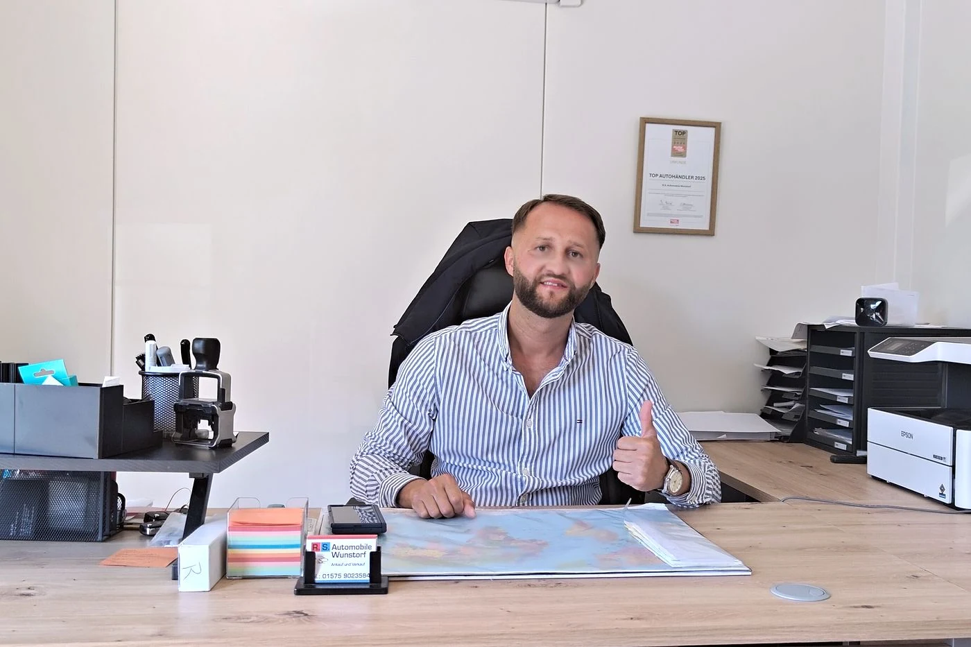Roberto an seinem Schreibtisch im Büro von R.S. Automobile Wunstorf
